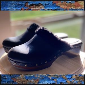 black sherpa clogs
